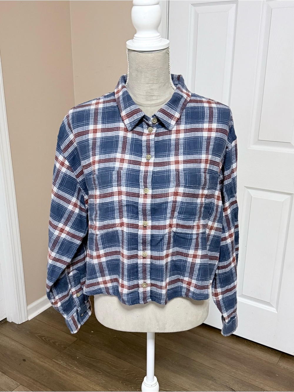 Women’s American Eagle plaid flannel cropped button up shirt size large